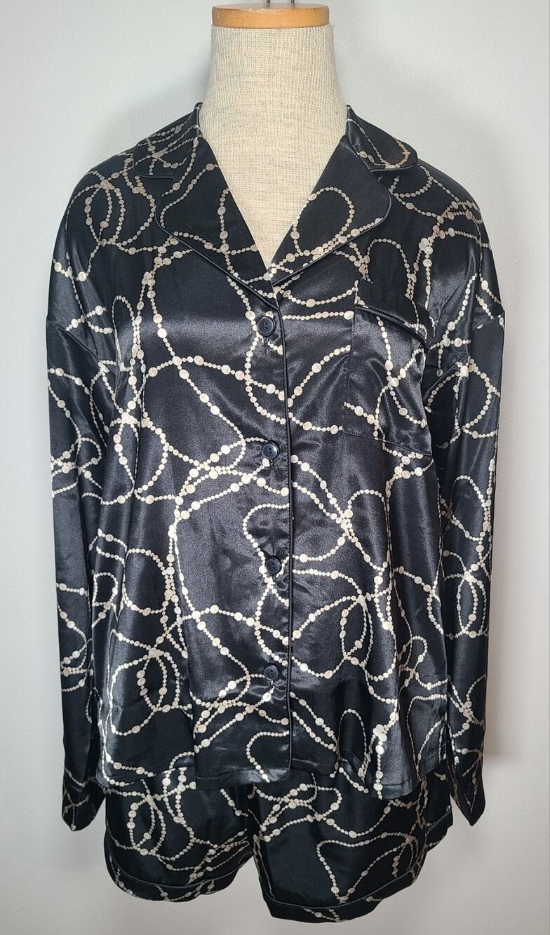 NWOT Satin Pajama Set Pearls Print W/ Shorts Scrunchie Sleepwear Med